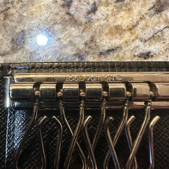 Louis Vuitton Keyholder - Picture 12 of 12